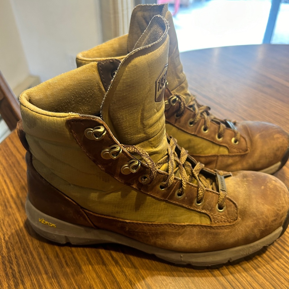 Danner Explorer 650 5” Khaki Boots, size 9.5